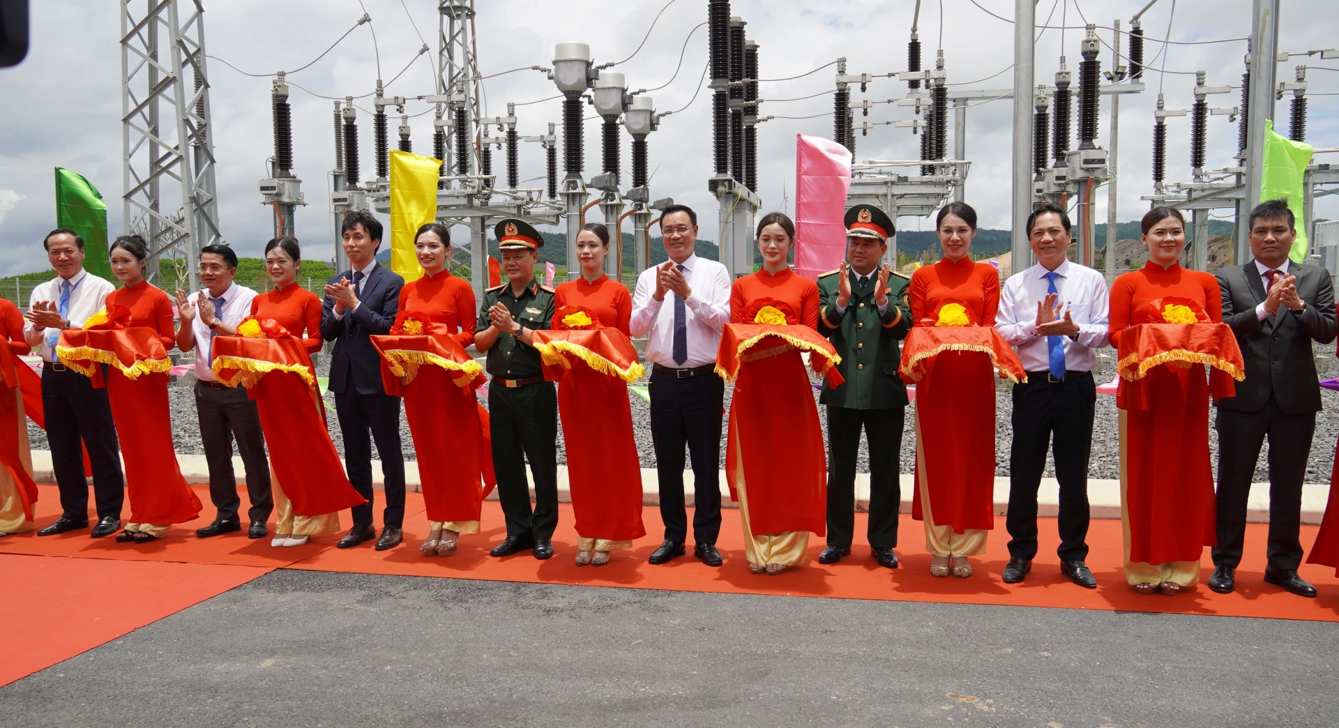 Các đại biểu cắt băng khánh thành dự án Nhà máy điện gió Hải Anh - Ảnh: QV
