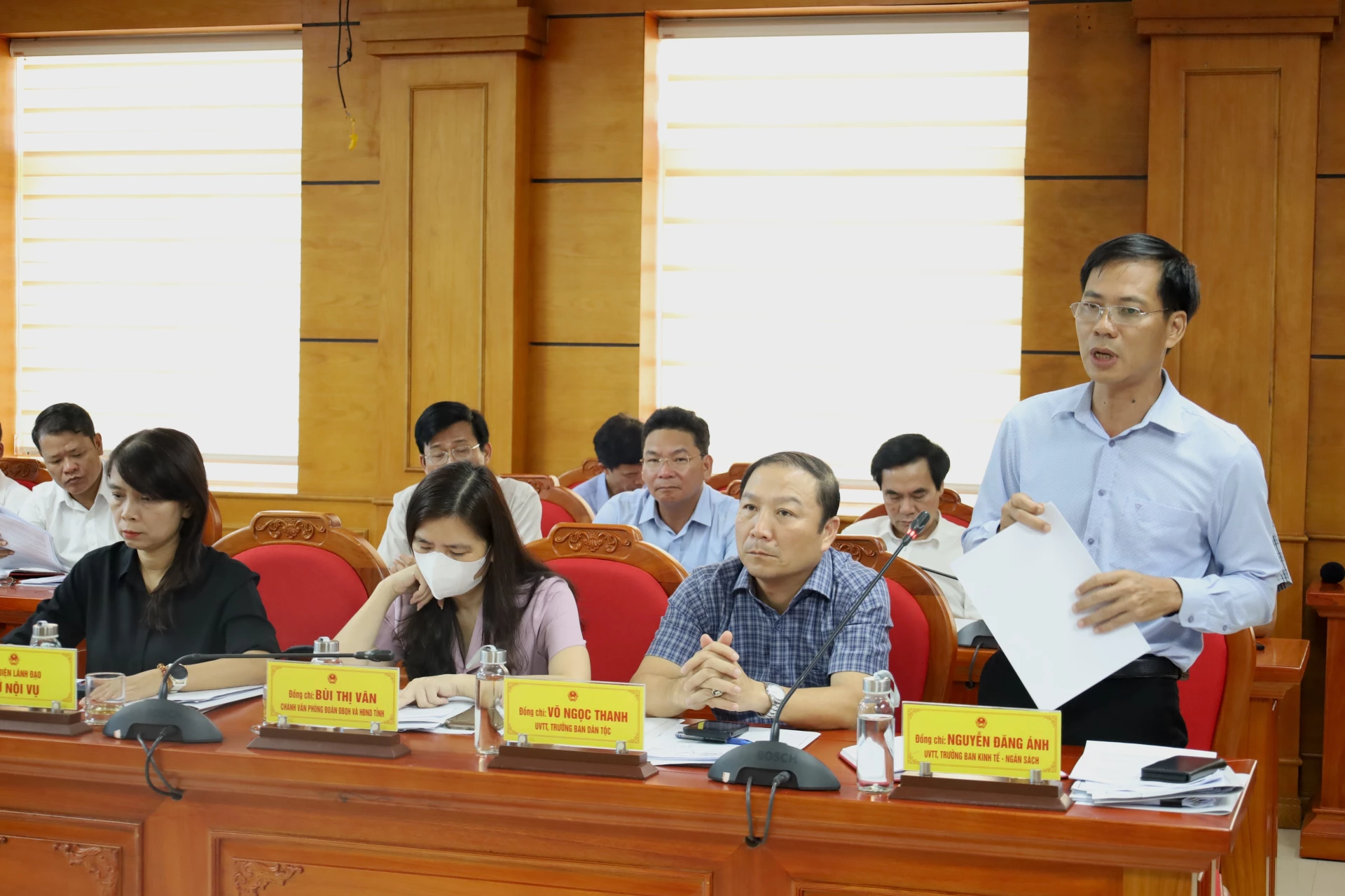 Đại diện các sở, ban, ngành phát biểu tại Phiên họp thứ Ba của Thường trực HĐND tỉnh Quảng Trị.