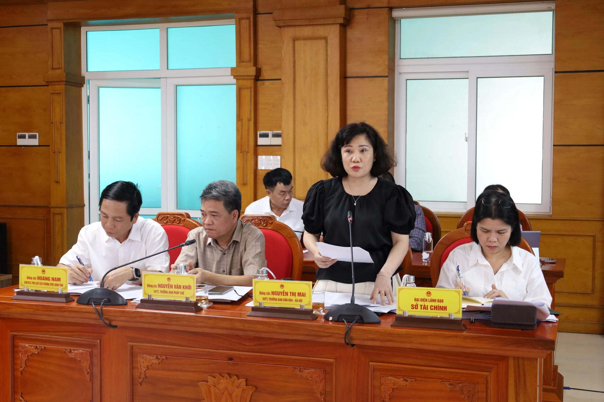 Đại diện các sở, ban, ngành phát biểu tại Phiên họp thứ Ba của Thường trực HĐND tỉnh Quảng Trị.