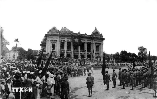 Những ngày tháng Tám sôi sục ở Thủ đô Hà Nội. Cách mạng tháng Tám mở ra một thời đại mới ở Việt Nam, thời đại nhân dân Việt Nam làm chủ đất nước, làm chủ vận mệnh của chính mình. (Ảnh: TTXVN phát)