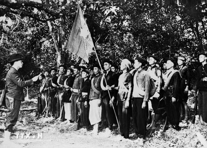 Ngày 22/12/1944, Đội Việt Nam Tuyên truyền Giải phóng quân được thành lập tại khu rừng Trần Hưng Đạo ở châu Nguyên Bình, tỉnh Cao Bằng, do đồng chí Võ Nguyên Giáp chỉ huy, trực tiếp tham gia chiến đấu bên cạnh các cơ sở, lực lượng dân quân ở các địa phương, đóng vai trò nòng cốt, quyết định sự thành công của Cách mạng tháng Tám. (Ảnh: Tư liệu TTXVN)