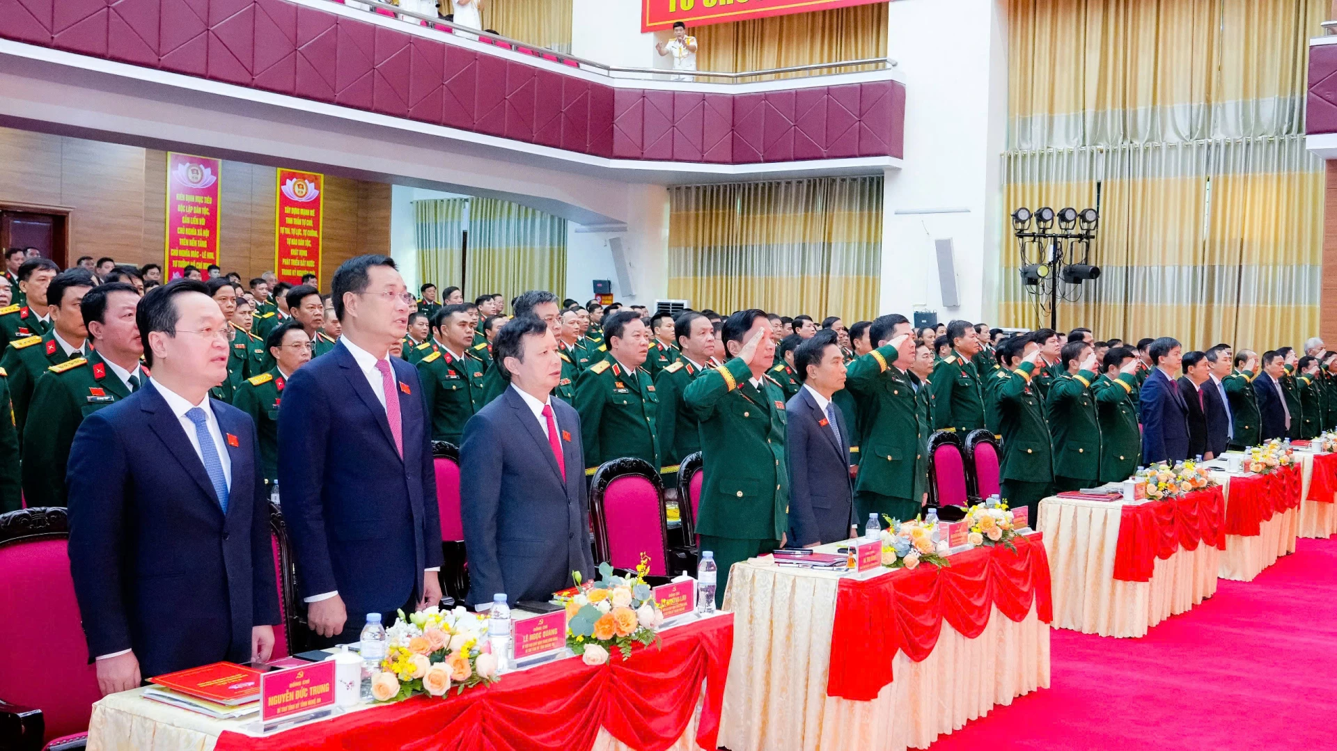 Các đại biểu thực hiện nghi thức chào cờ - Ảnh: QV