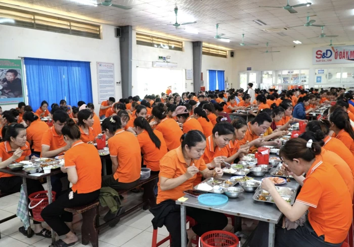 Tổ chức “Bữa cơm Công đoàn” cho gần 1.000 đoàn viên, người lao động