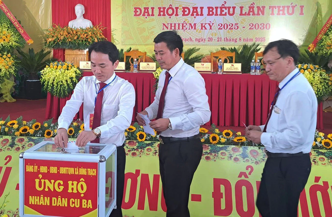 Các đại biểu chung tay ủng hộ Nhân dân Cuba - Ảnh: N.H