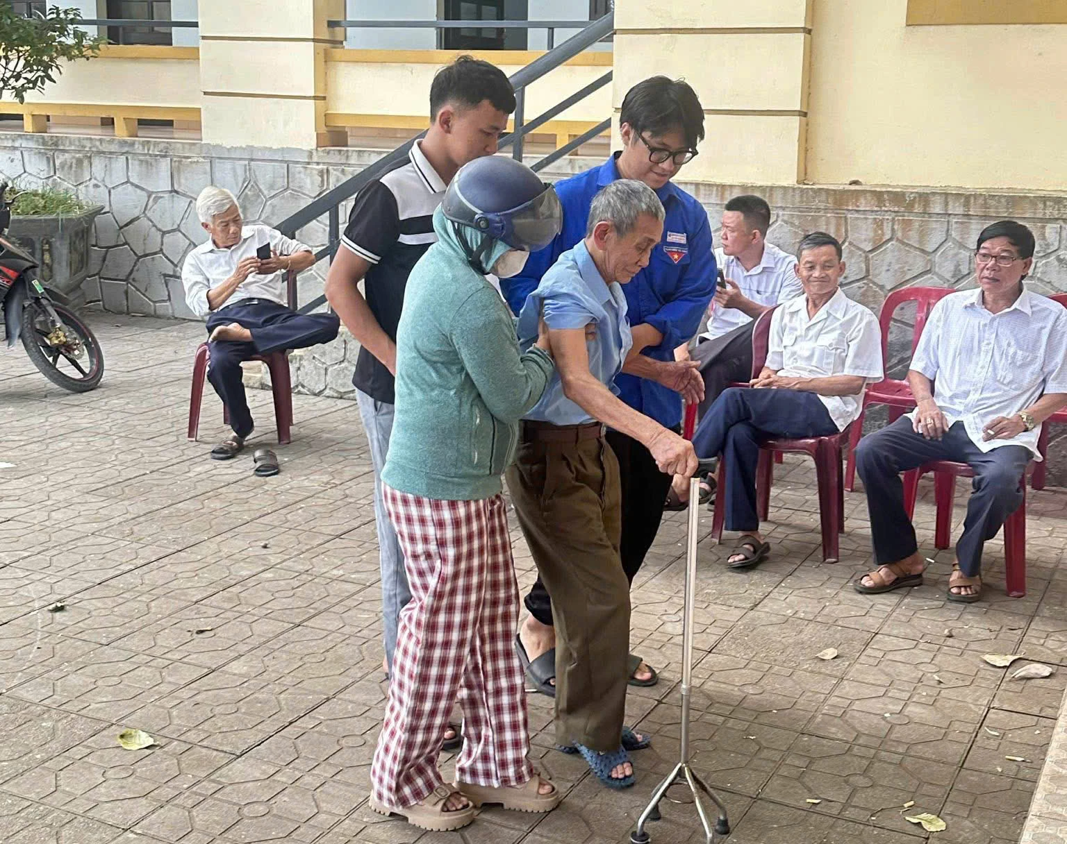 Các bạn đoàn viên, thanh niên hỗ trợ đảng viên cao tuổi.

