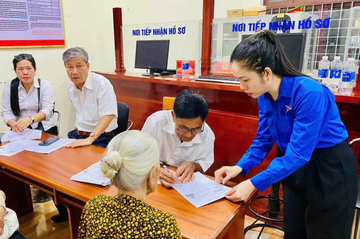 Thanh niên Quảng Trị hỗ trợ đợt cao điểm cấp đổi thẻ đảng viên gắn chíp