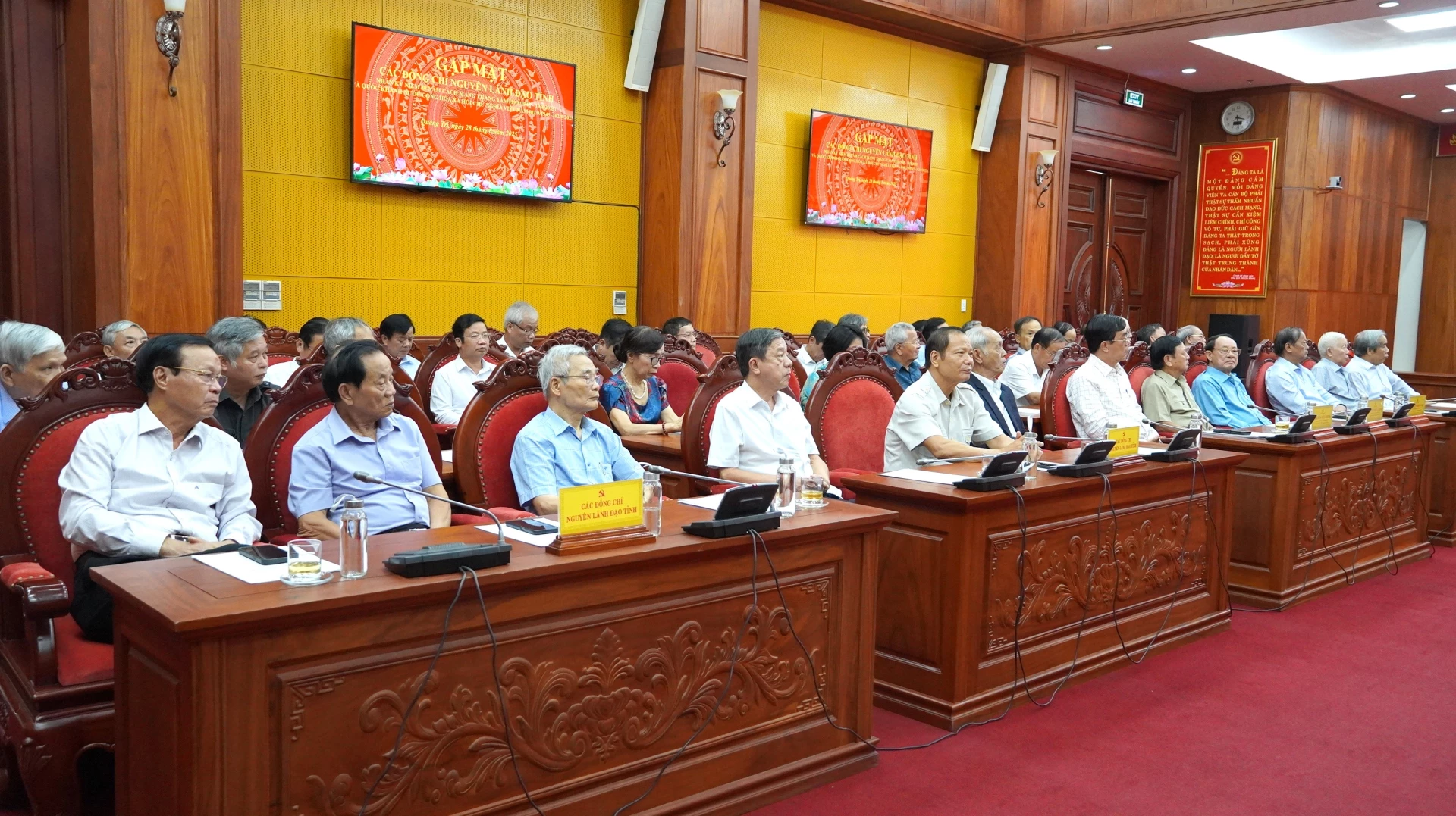 Đại biểu tham dự buổi gặp mặt - Ảnh: QV