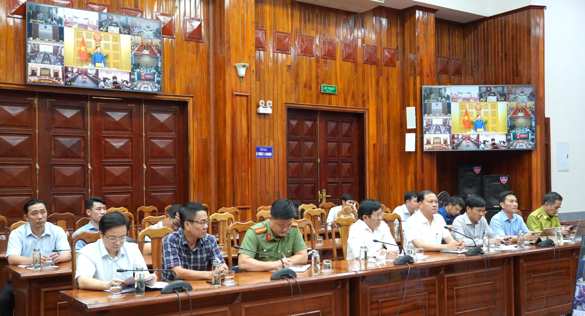 Các đại biểu tham dự hội nghị trực tuyến tại điểm cầu tỉnh Quảng Trị. Ảnh: H.Tr.