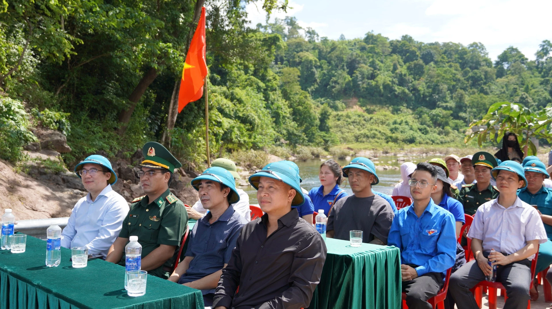 Đại biểu tham dự buổi lễ - Ảnh: QV