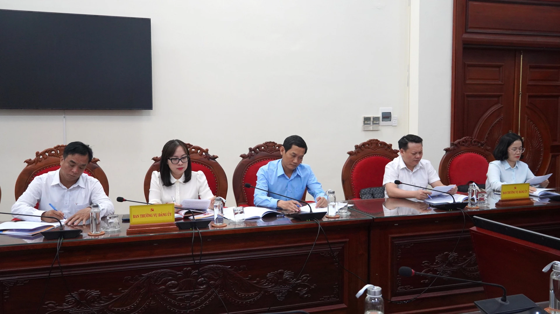 Đại biểu dự phiên họp - Ảnh: QV