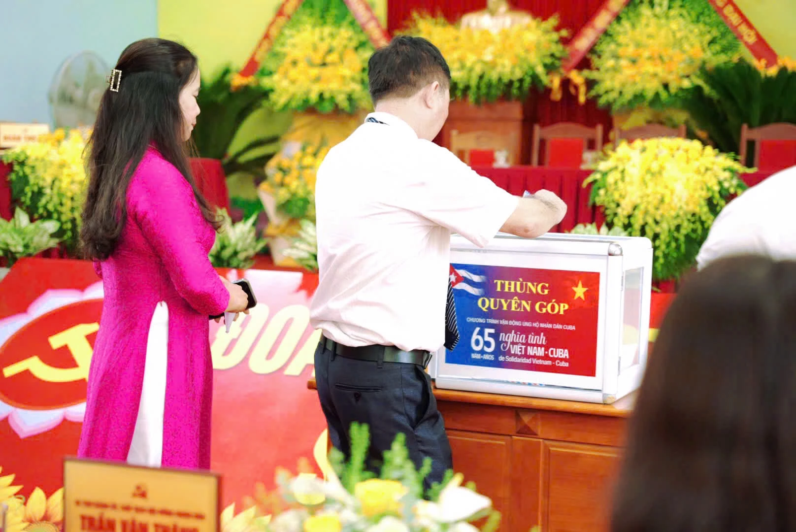 Đại biểu tham gia quyên góp ủng hộ nhân dân Cuba tại phiên trù bị của đại hội - Ảnh: Kim Hoa