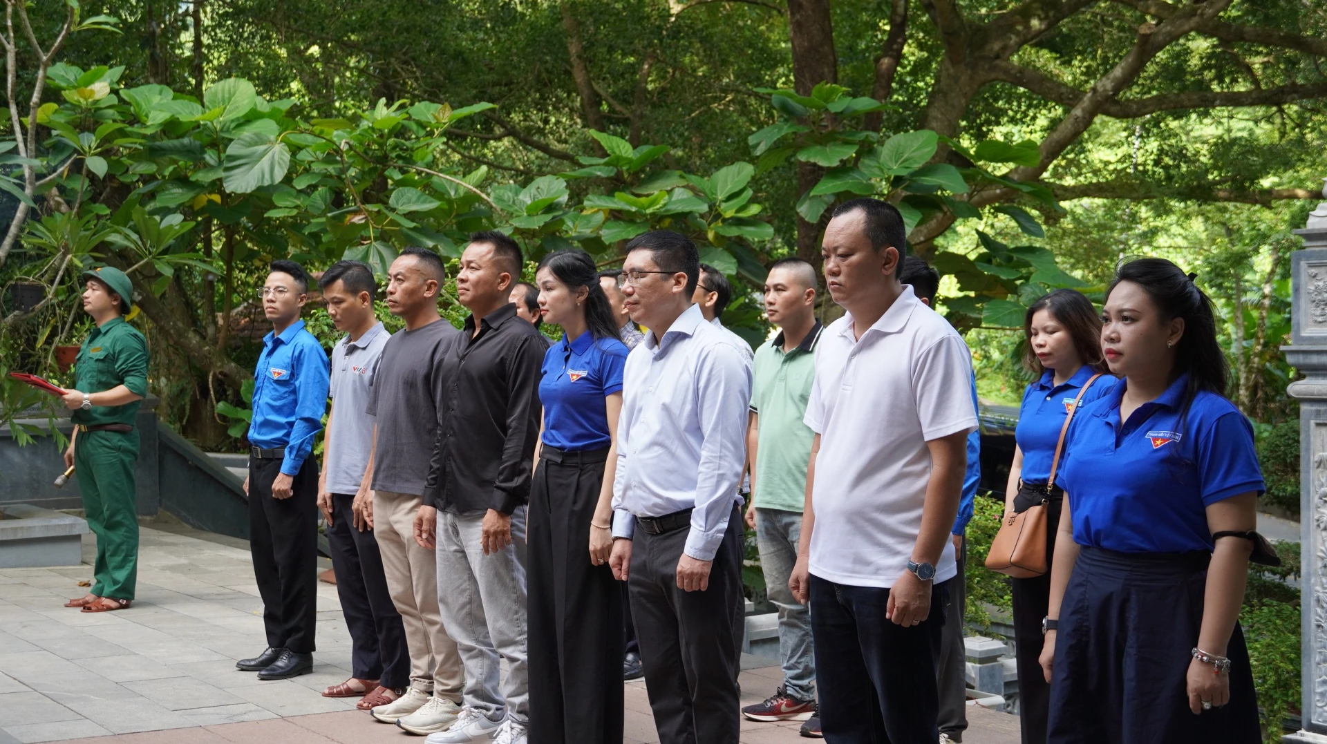 Đoàn dâng hương tại các di tích lịch sử trên đường 20 Quyết Thắng