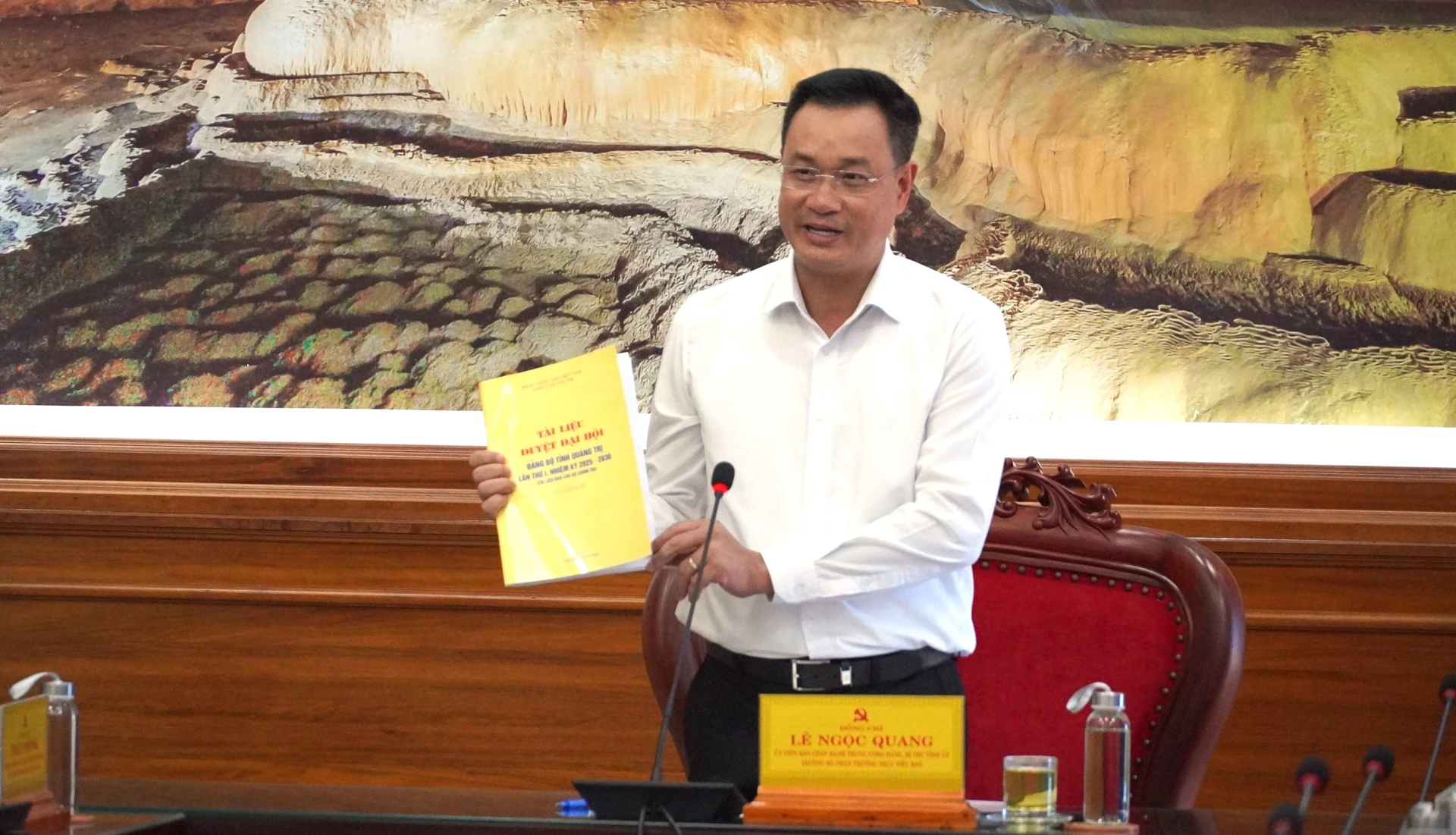 Bí thư Tỉnh ủy Lê Ngọc Quang đặt vấn đề tại phiên họp - Ảnh: QV