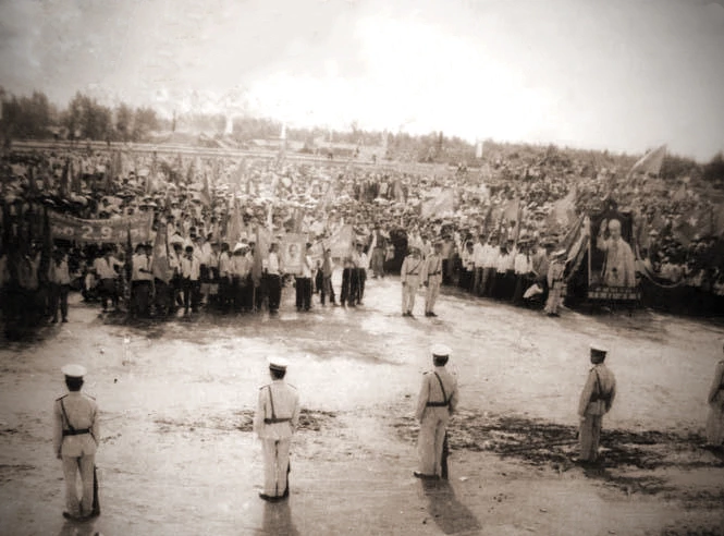 Quang cảnh lễ mít tinh kỷ niệm ngày Quốc khánh 2/9/1975 tại TX. Đồng Hới -Ảnh: TƯ LIỆU