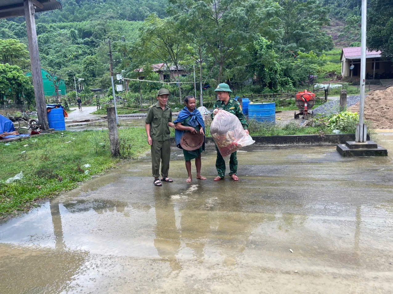 Lực lượng chức năng hỗ trợ di dời người dân đến nơi an toàn