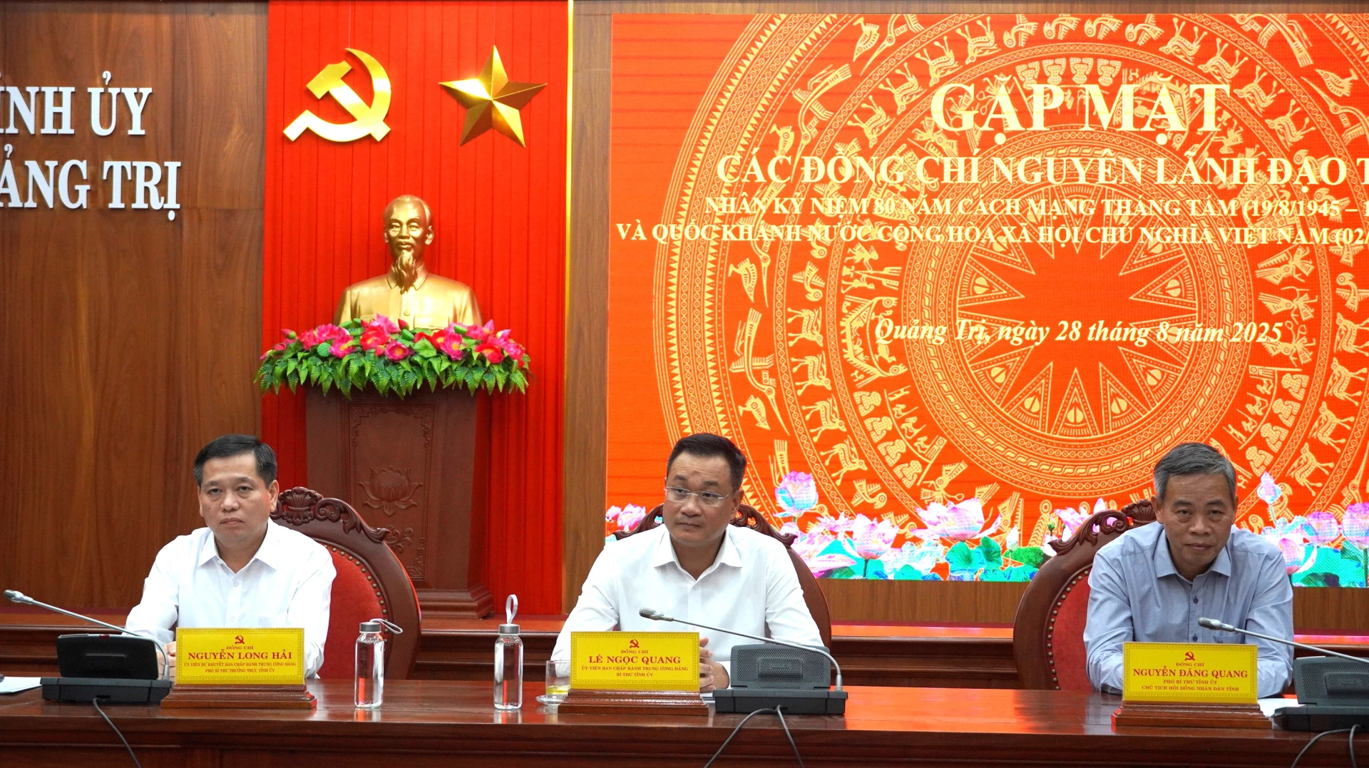 Lãnh đạo tỉnh chủ trì buổi gặp mặt - Ảnh: QV