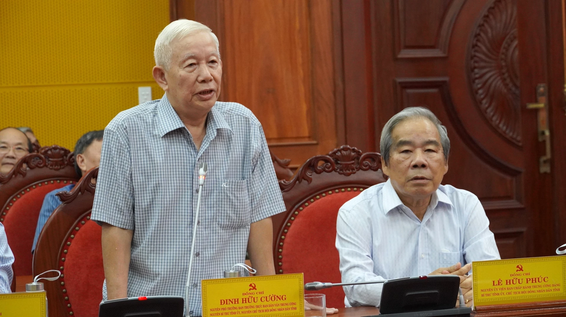 Các đồng chí nguyên lãnh đạo tỉnh qua các thời kỳ phát biểu tại buổi gặp mặt - Ảnh: QV