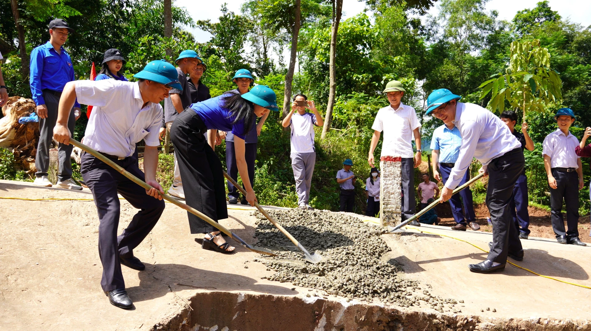 Các đại biểu thực hiện nghi thức khỏi công công trình - Ảnh: QV