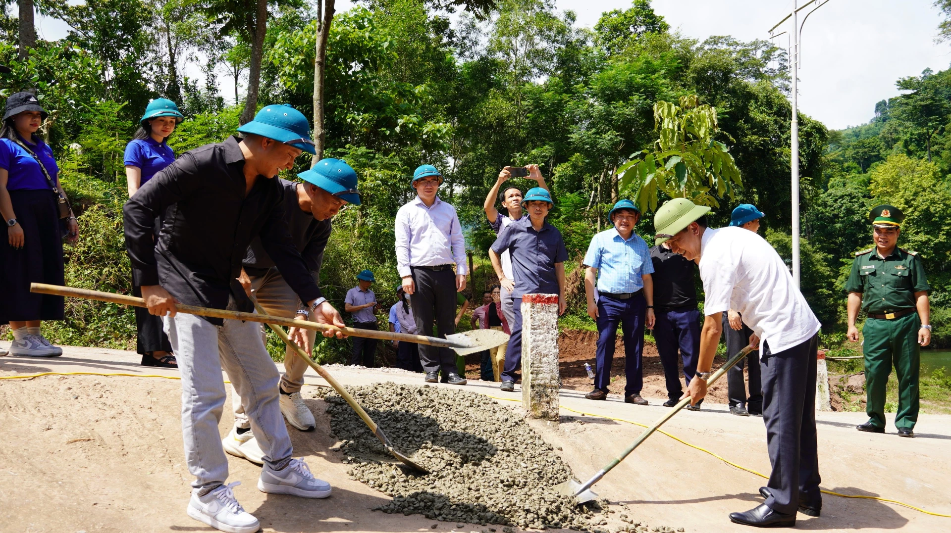 Các đại biểu thực hiện nghi thức khỏi công công trình - Ảnh: QV