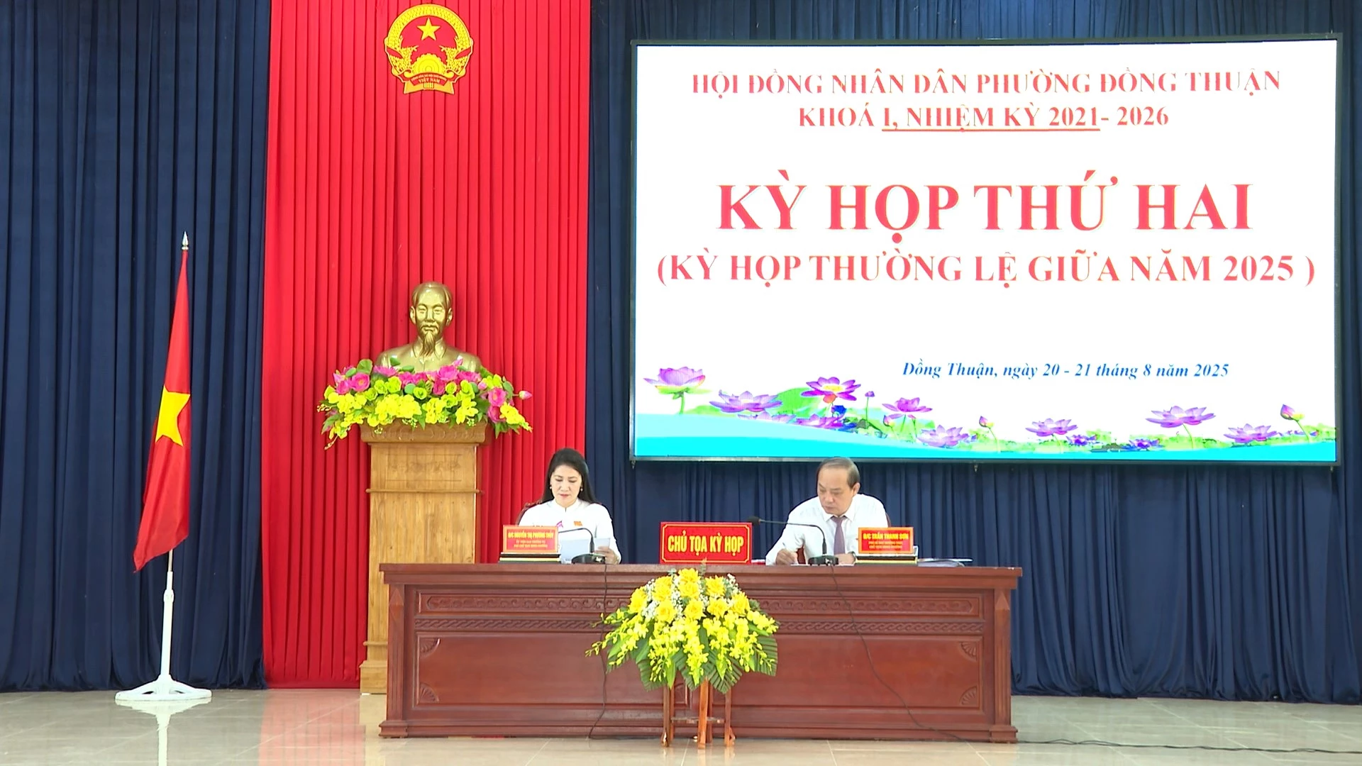 Đoàn chủ tọa kỳ họp - Ảnh: H.L