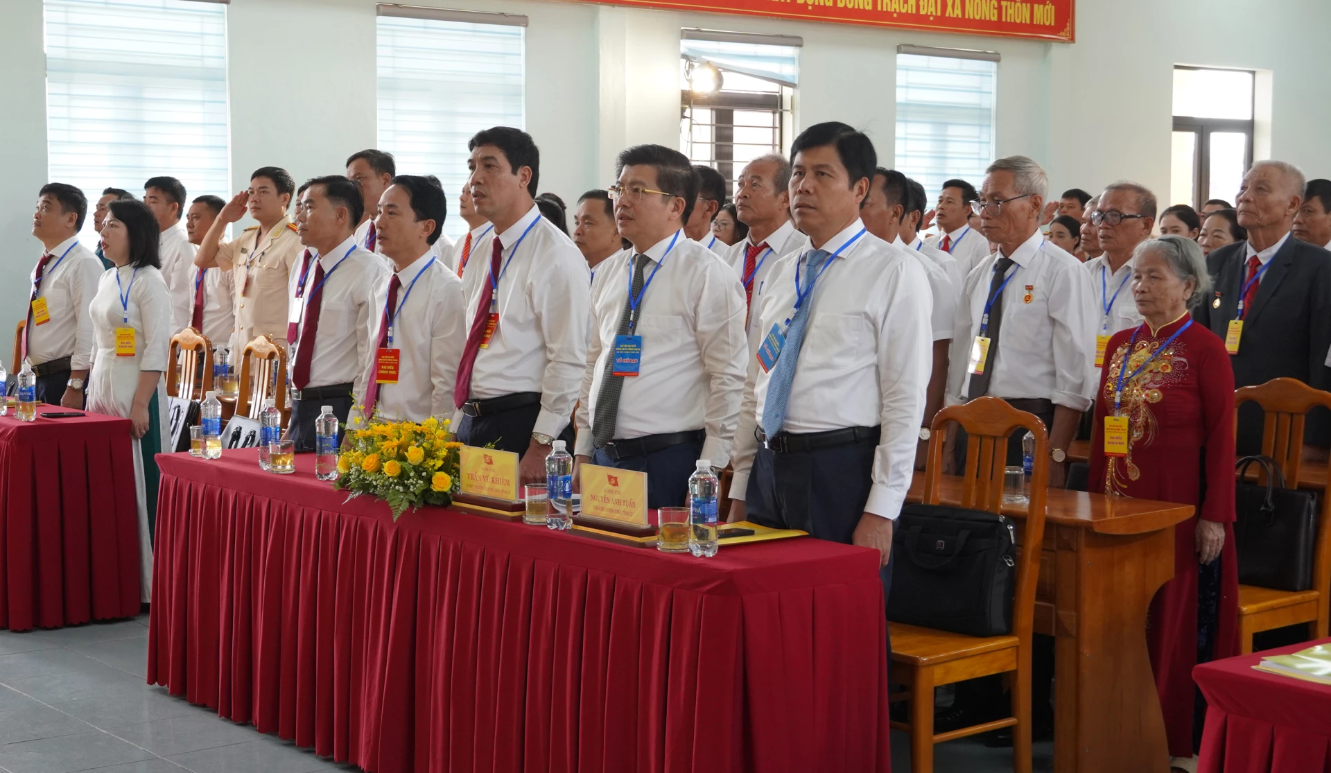 Các đại biểu thực hiện nghi thức chào cờ - Ảnh: N.H 