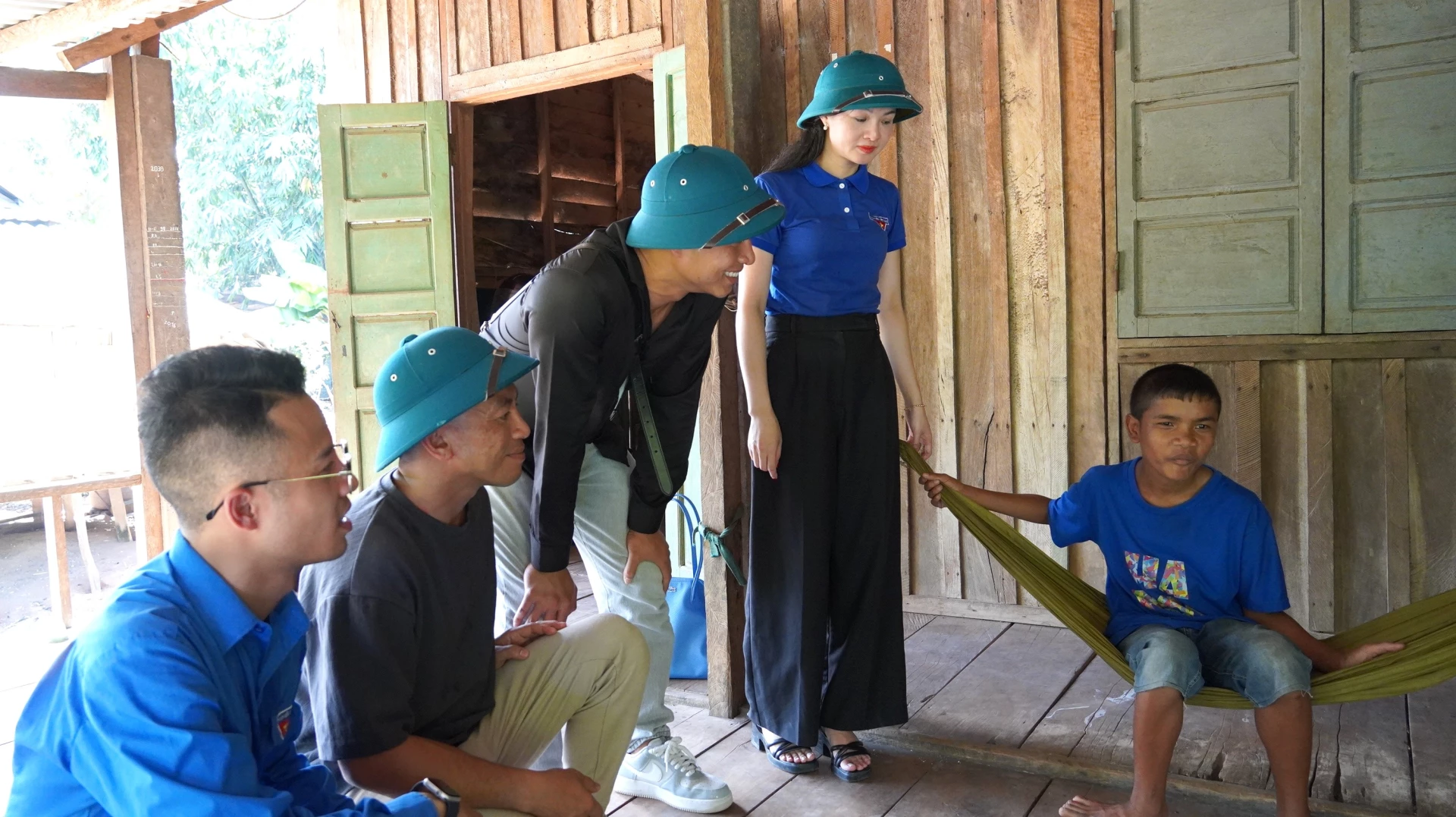 Đại diện Báo Vietnamnet, Nhóm Orlando Kings thăm hỏi đời sống bà con
