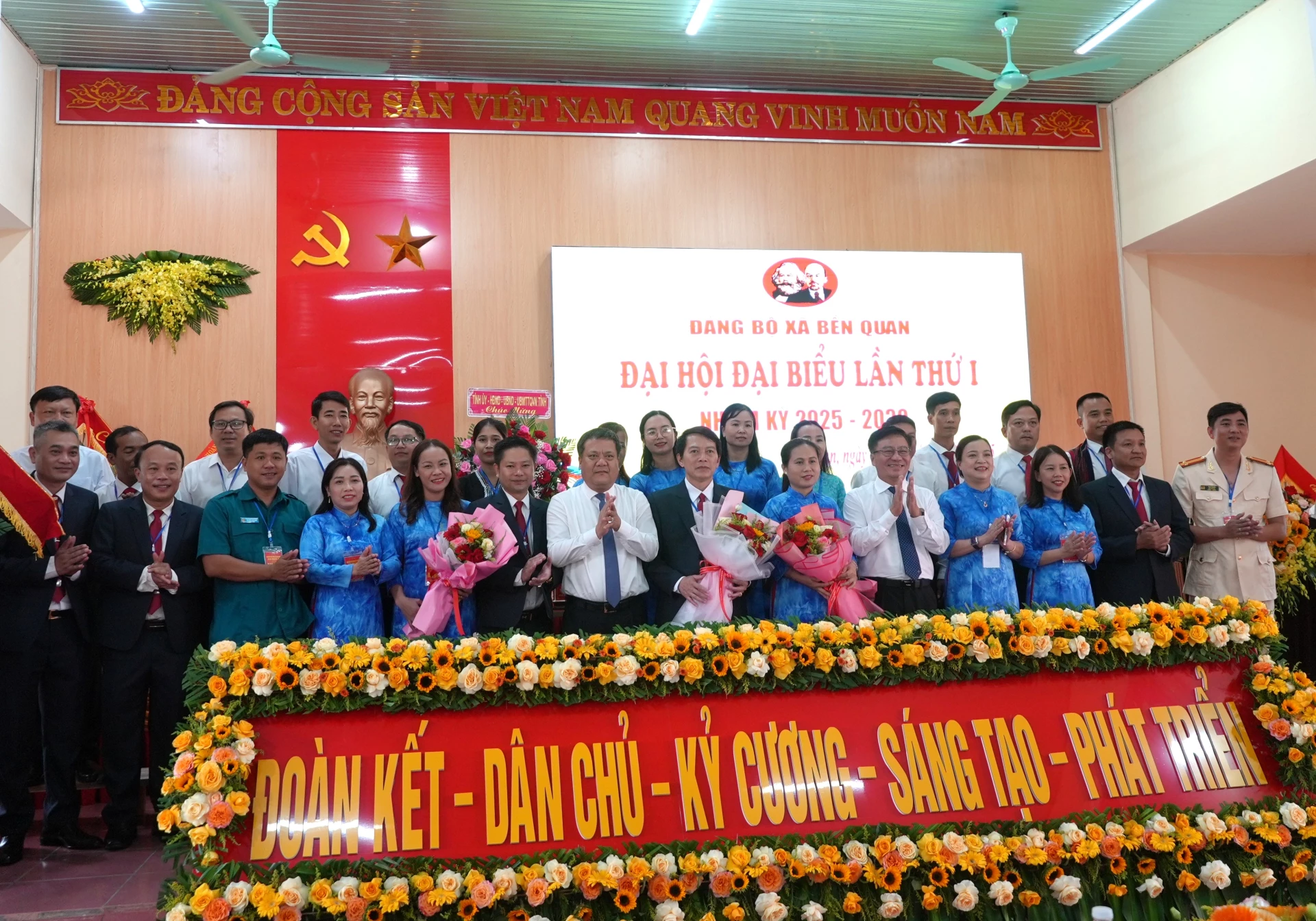 Phó Bí thư Tỉnh ủy, Chủ tịch UBND tỉnh tặng hoa cho Ban Chấp hành Đảng bộ xã Bến Quan nhiệm kỳ mới - Ảnh: T.Đ