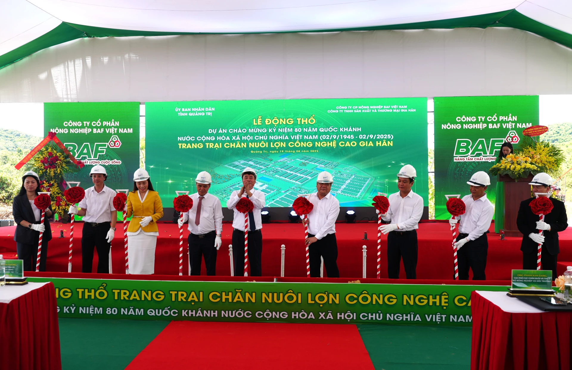 Các đại biểu thực hiện nghi lễ động thổ dự án- Ảnh: T.Đ