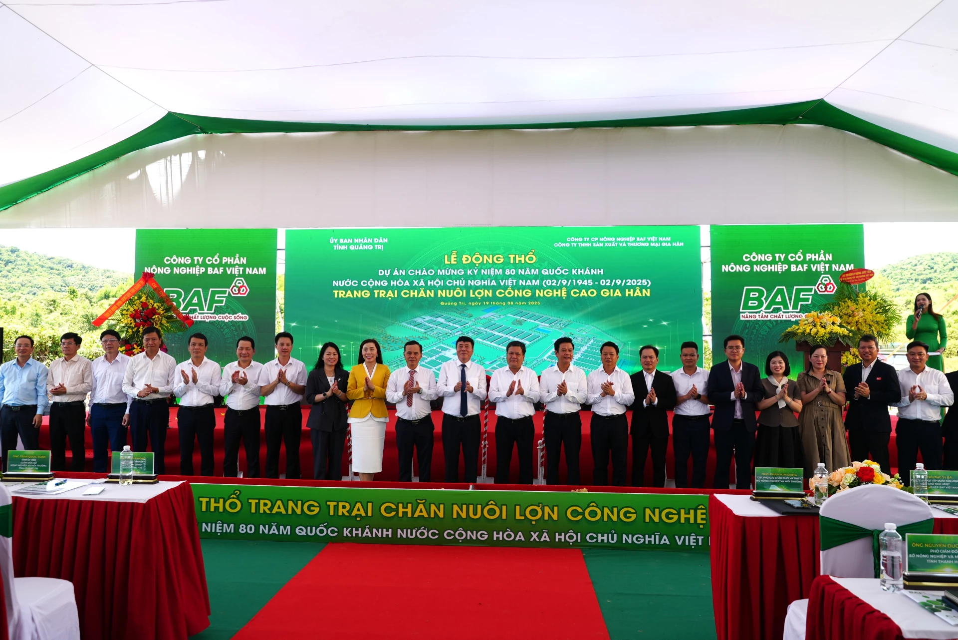 Các đại biểu chụp ảnh lưu niệm tại lễ động thổ dự án - Ảnh: T.Đ