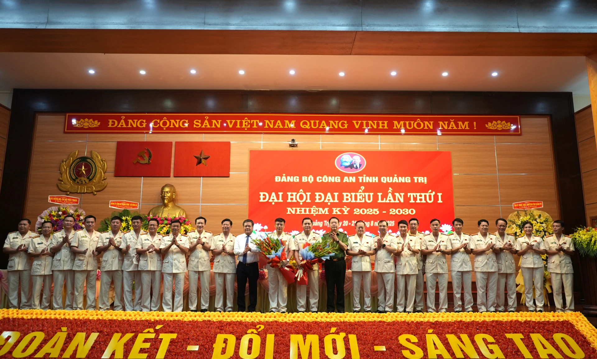 Trung tướng Nguyễn Văn Trung và Phó Bí thư Tỉnh ủy, Chủ tịch UBND tỉnh Quảng Trị Trần Phong tặng hoa cho Ban Chấp hành Đảng bộ Công an tỉnh nhiệm kỳ mới - Ảnh: Trung Đức