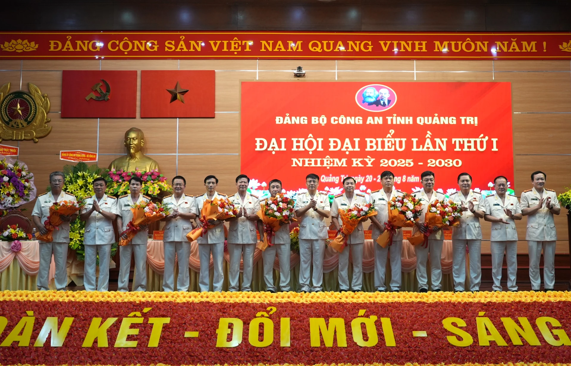 Thường trực Đảng ủy Công an tỉnh tặng hoa cho các đồng chí thôi tham gia Ban chấp hành Đảng bộ khóa mới - Ảnh: Trung Đức