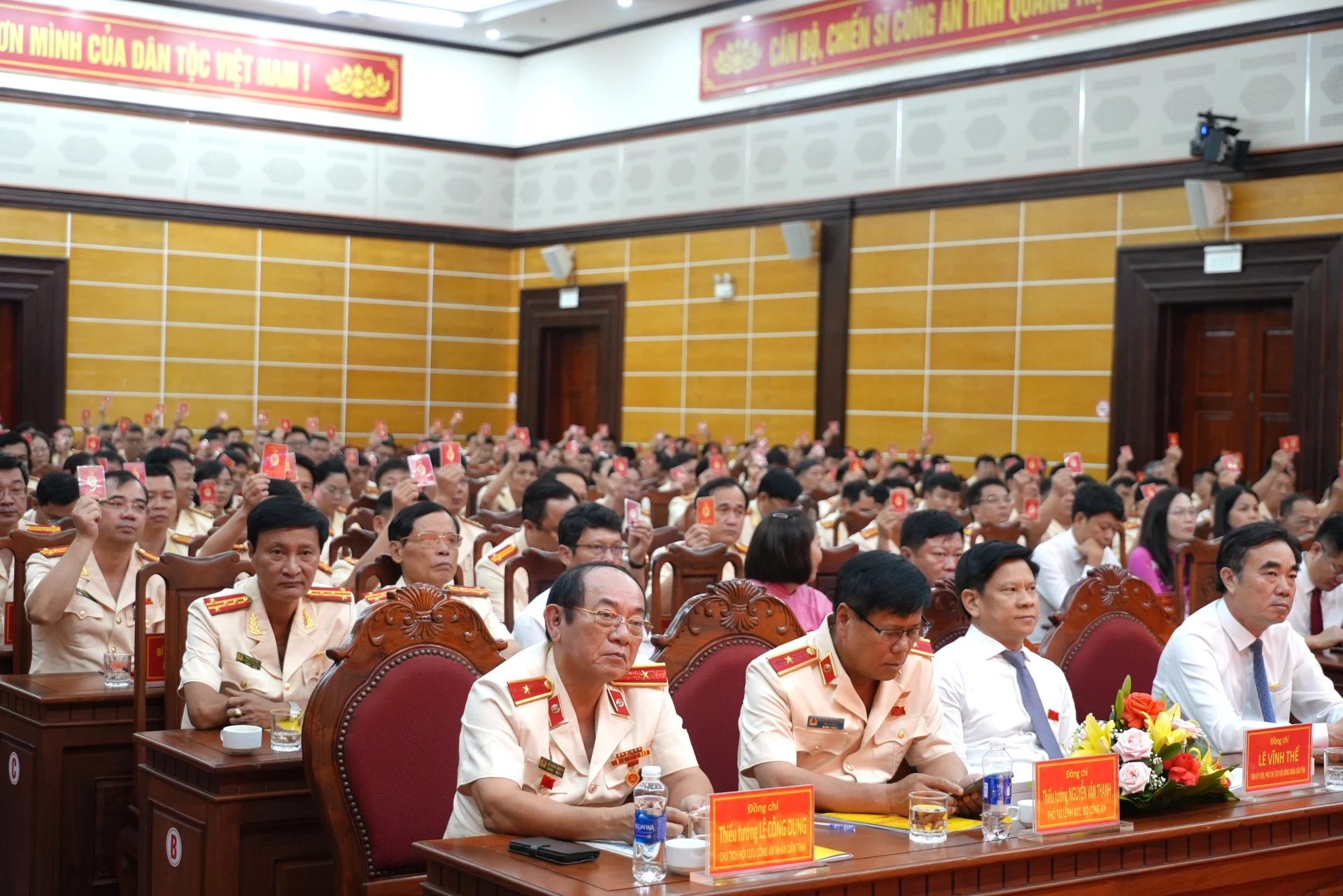 Các đại biểu thông qua nghị quyết đại hội - Ảnh: Trung Đức