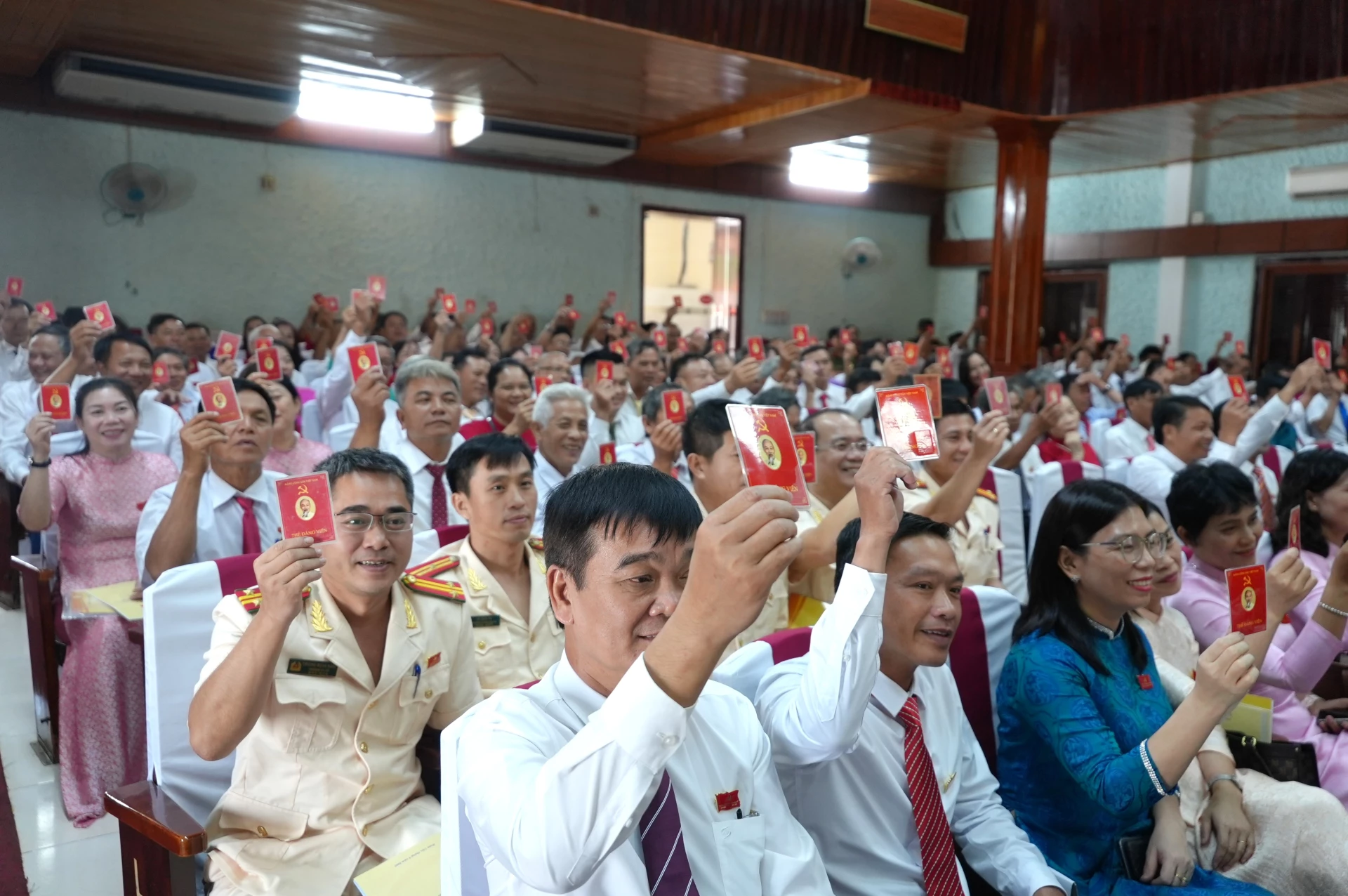 Các đại biểu thông qua nghị quyết đại hội - Ảnh: Trung Đức