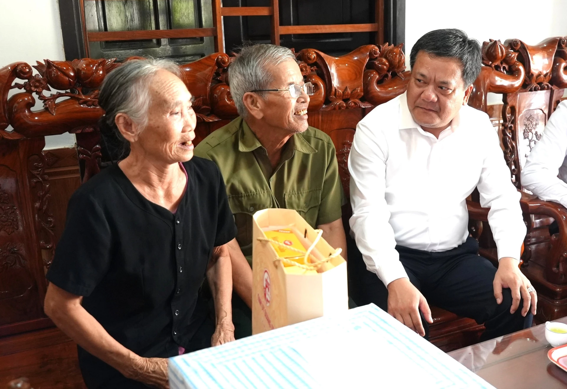 Phó Bí thư Tỉnh ủy, Chủ tịch UBND tỉnh Trần Phong thăm hỏi đời sống gia đình thương binh Nguyễn Hữu Thủy - Ảnh: Trung Đức