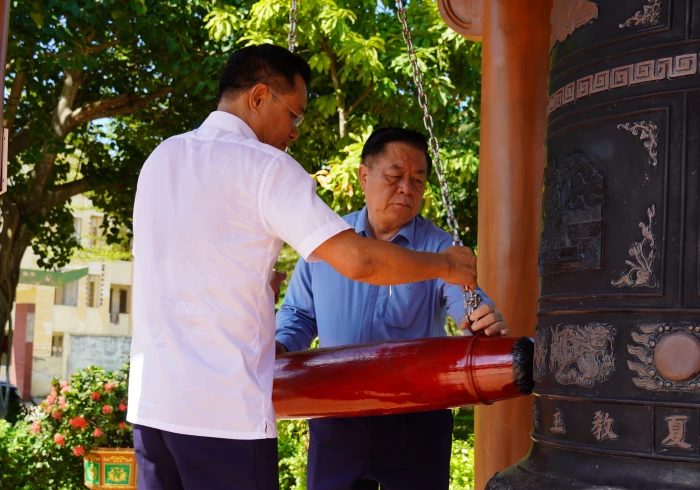 Trưởng Ban Tuyên giáo và Dân vận Trung ương dâng hương Đền thờ Bác Hồ, các anh hùng liệt sĩ tại Quảng Trị