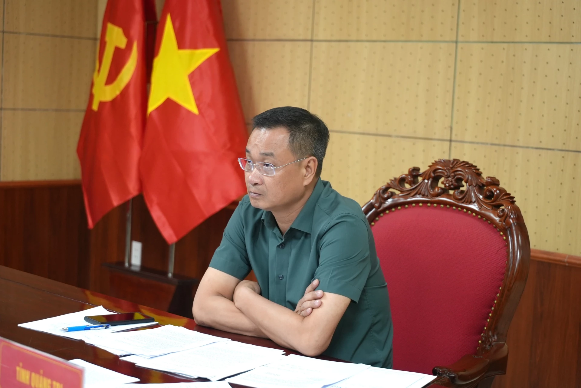 Bí thư Tỉnh ủy Lê Ngọc Quang nghe kết luận chỉ đạo của Thủ tướng Chính phủ Phạm Minh Chính tại cuộc họp trực tuyến - Ảnh: Trung Đức