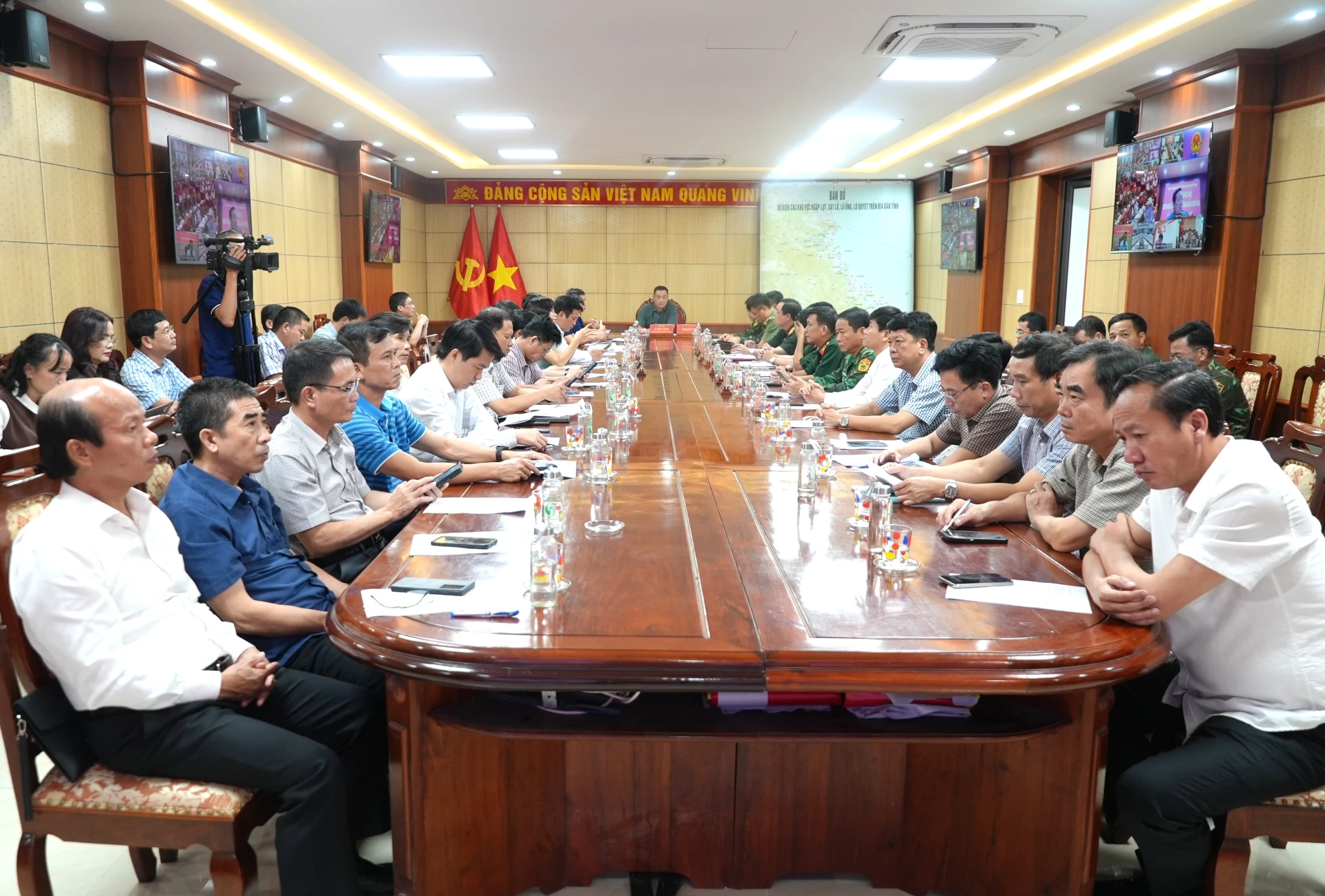 Các đại biểu tại điểm cầu Quảng Trị nghe kết luận chỉ đạo của Thủ tướng Chính phủ Phạm Minh Chính tại cuộc họp trực tuyến - Ảnh: Trung Đức
