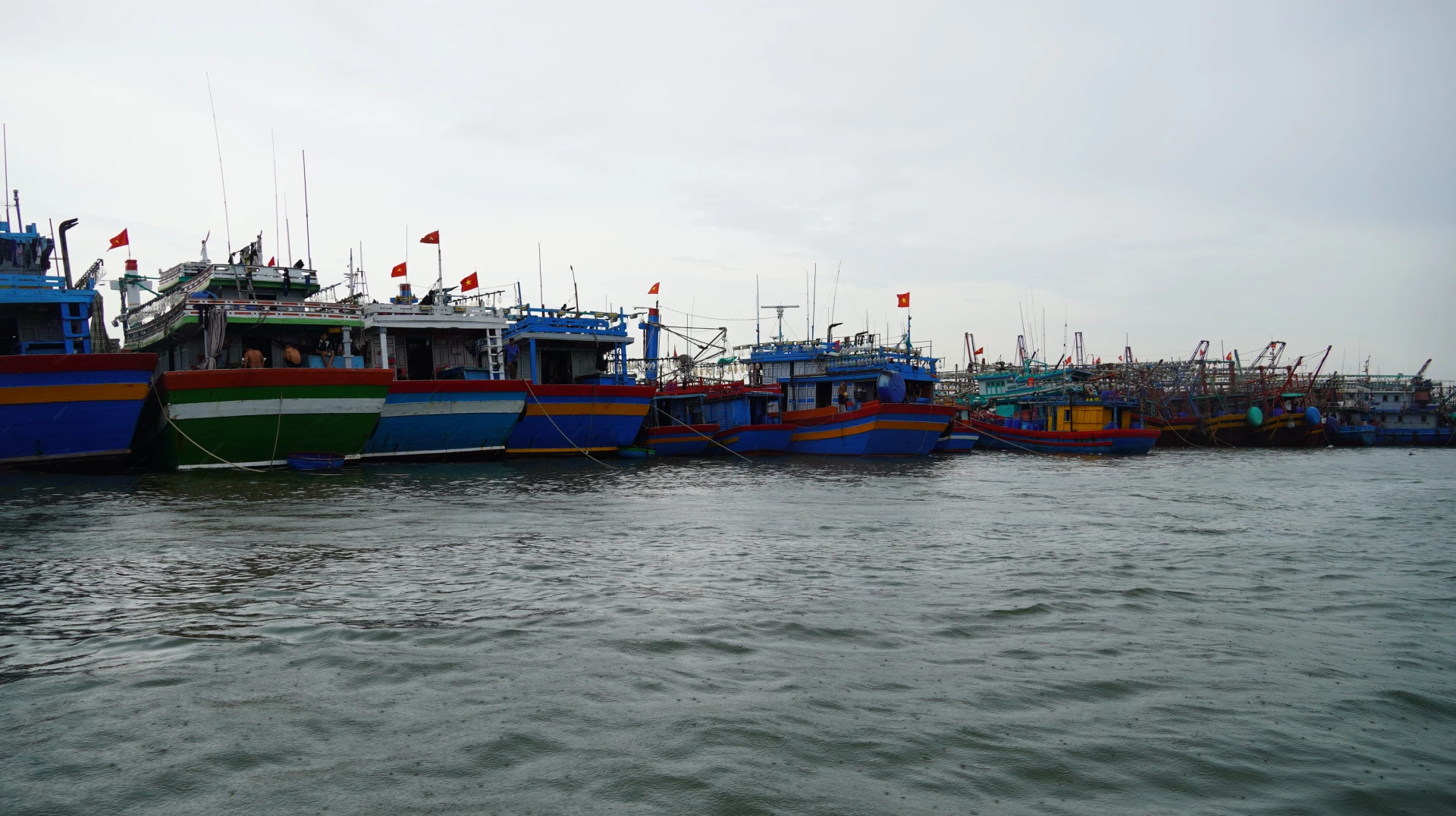 Tàu thuyền của ngư dân vào nơi tránh trú bão