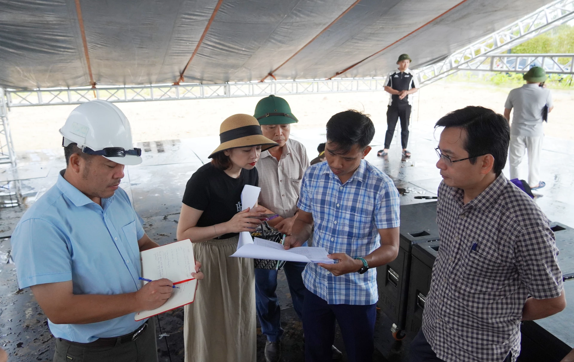 Đại diện lãnh đạo các sở ngành, đơn vị, chủ đầu tư kiểm tra công chuẩn bị lễ khởi công tại Dự án nhà ở xã hội Bảo Ninh 1.