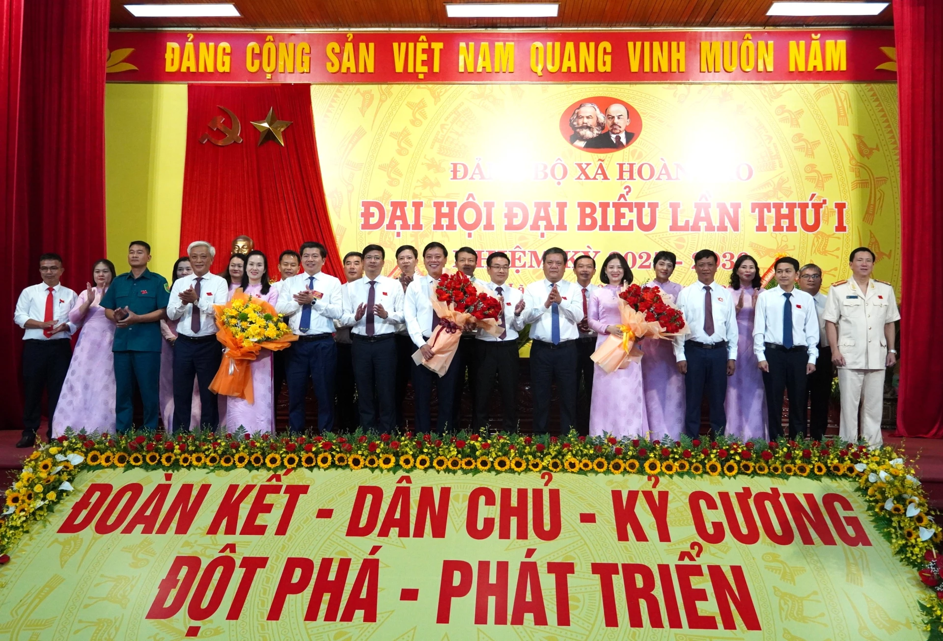 Phó Bí thư Tỉnh ủy, Chủ tịch UBND tỉnh Trần Phong và Trưởng Ban Tổ chức Tỉnh ủy Trần Vũ Khiêm tặng hoa cho Ban Chấp hành Đảng bộ xã Hoàn Lão nhiệm kỳ mới - Ảnh: Trung Đức