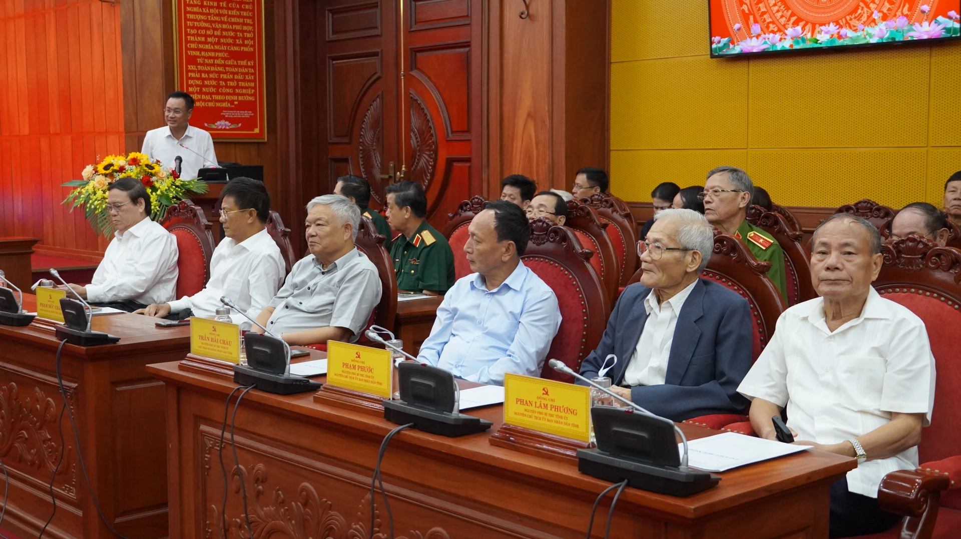 Các đại biểu tham dự buổi gặp mặt - Ảnh: QV