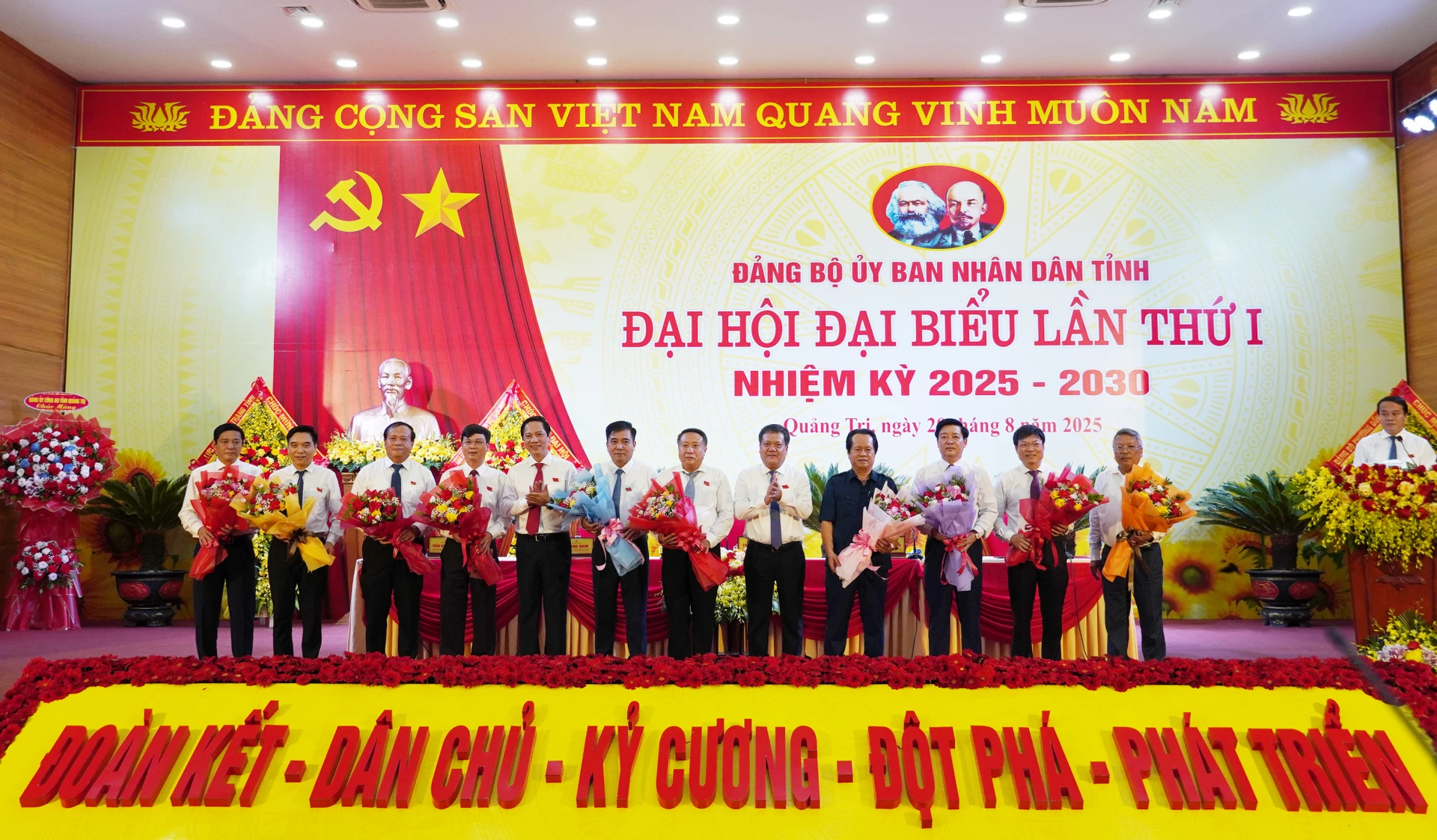 Lãnh đạo tỉnh tặng hoa chia tay các đồng chí không tham gia ban chấp hành nhiệm kỳ mới. Ảnh: X.Phú