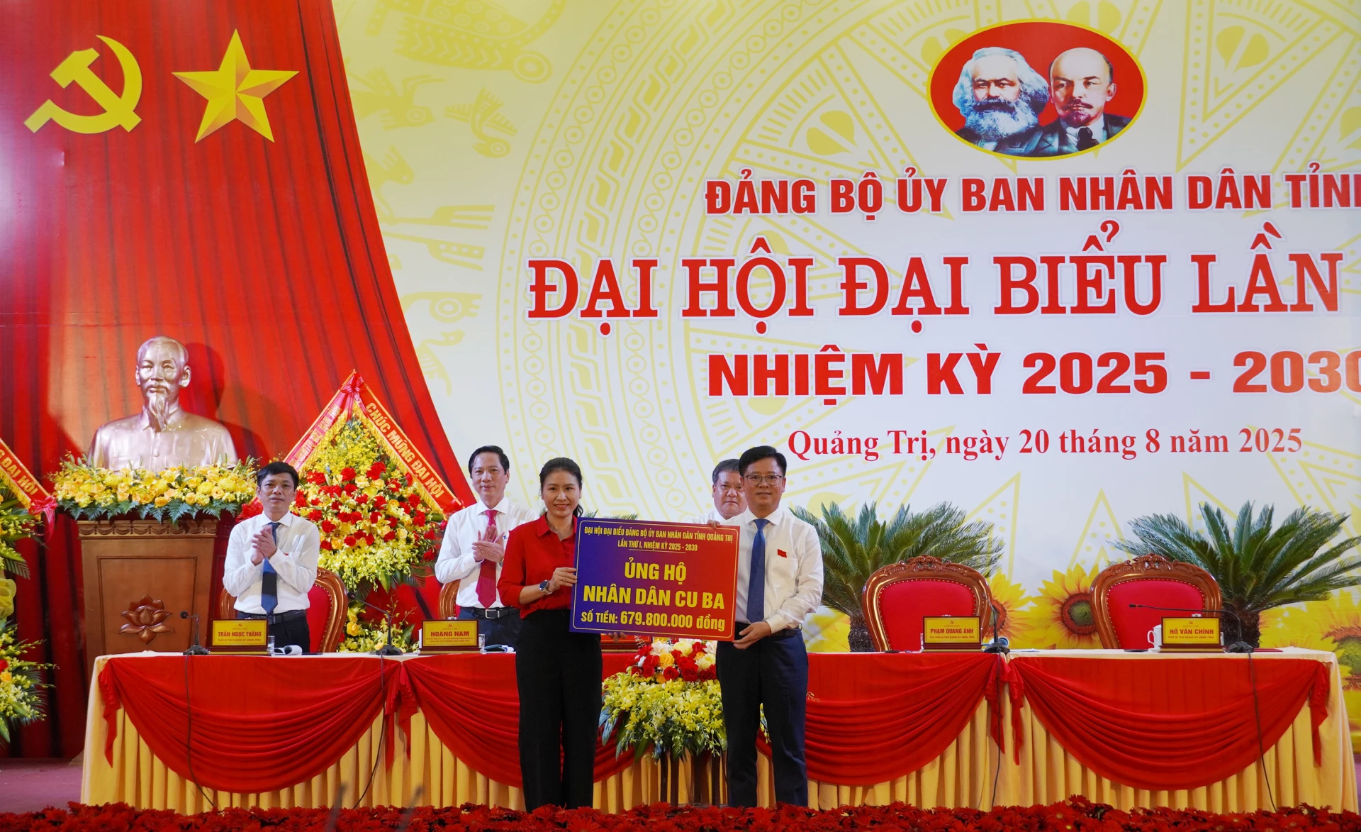 Đại hội kêu gọi gần 700 triệu đồng ủng hộ nhân dân Cu Ba. Ảnh: X.Phú