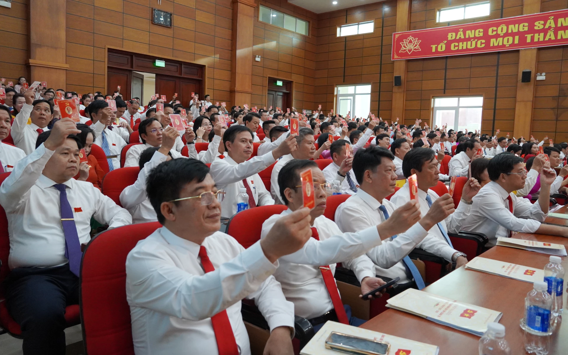 Các đại biểu thông qua nghị quyết đại hội. Ảnh: X.Phú