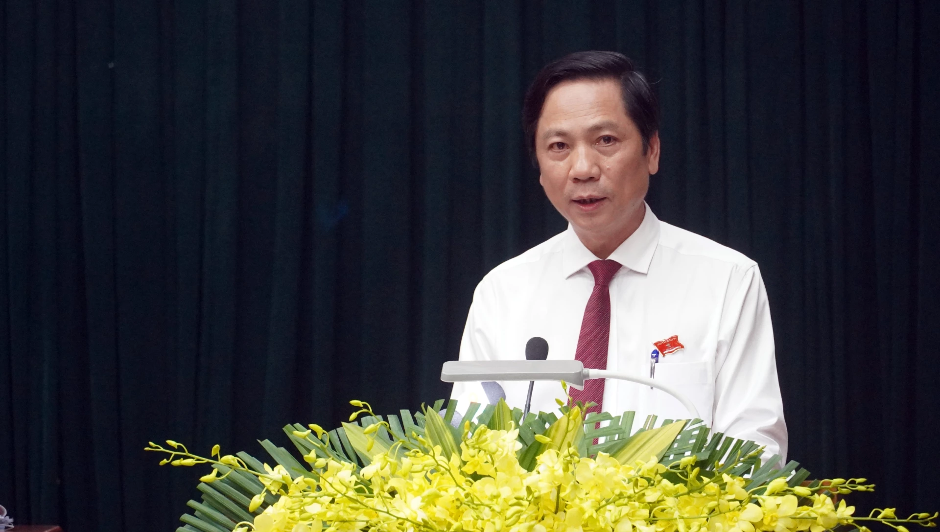 Đồng chí Hoàng Nam, Ủy viên Ban Thường vụ Tỉnh ủy, Phó Chủ tịch Thường trực HĐND tỉnh trình bày báo cáo kinh tế - xã hội 6 tháng đầu năm