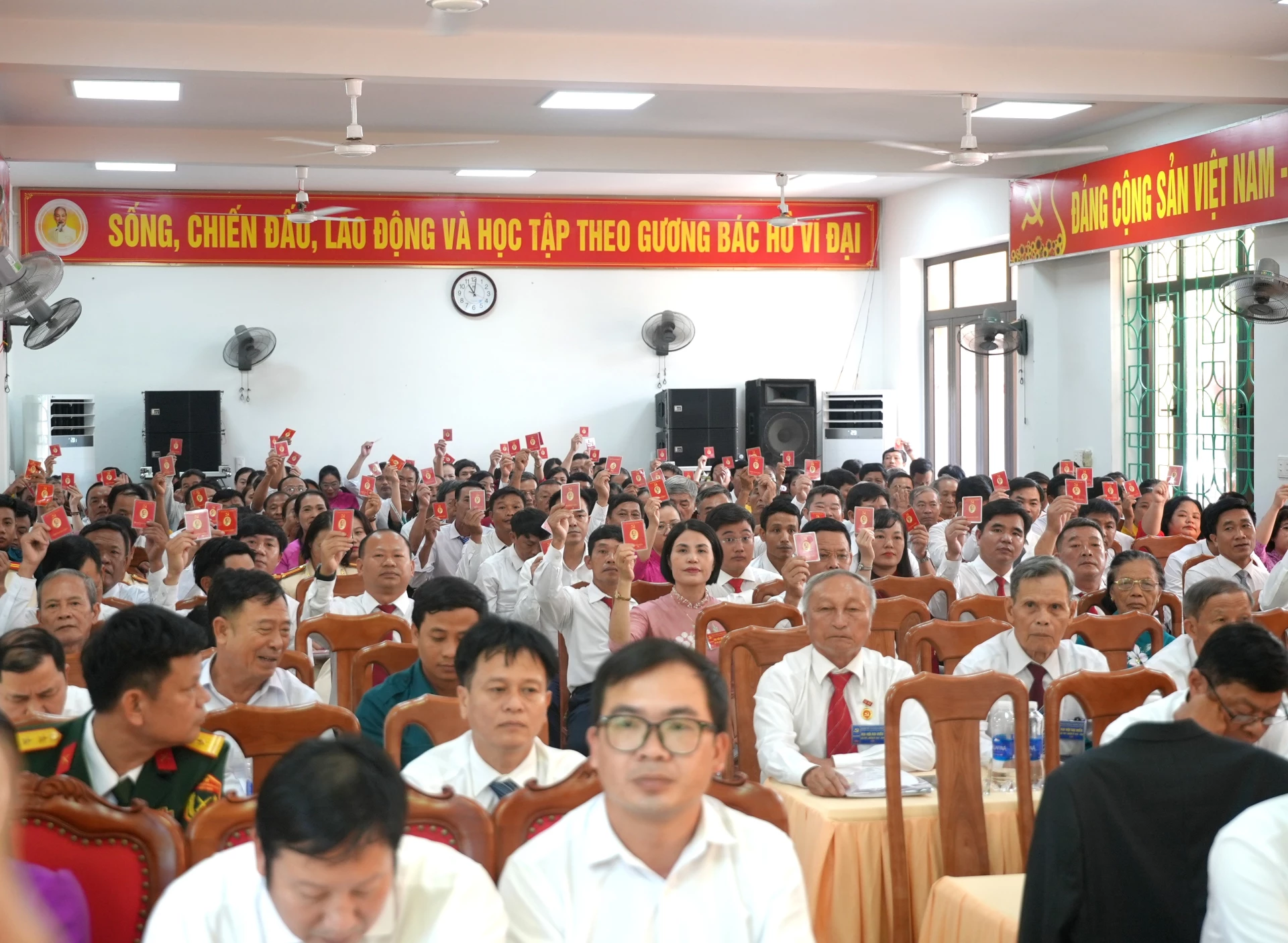 Các đại biểu biểu quyết thông qua Nghị quyết đại hội - Ảnh: T.Đ