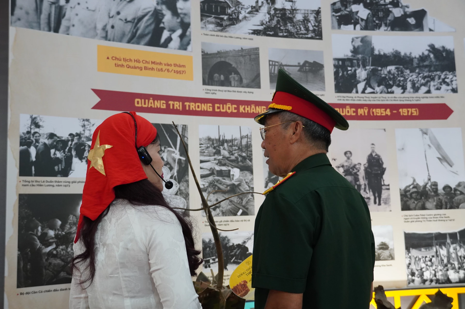 Cựu chiến binh Nguyễn Duy Thuyên (73 tuổi) chia sẻ câu chuyện của người lính mặt trận Thành cổ Quảng Trị năm 1972 với thuyết minh viên triển lãm.