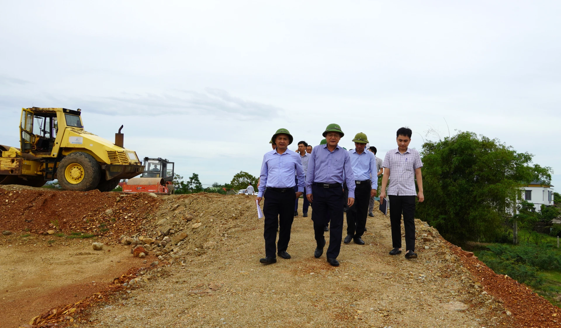 Phó Chủ tịch UBND tỉnh Phan Phong Phú yêu cầu chủ đầu tư tiểu dự án GPMB khẩn trương bàn giao mặt bằng thi công chậm nhất trong tháng 9/2025. Ảnh: H.Tr.