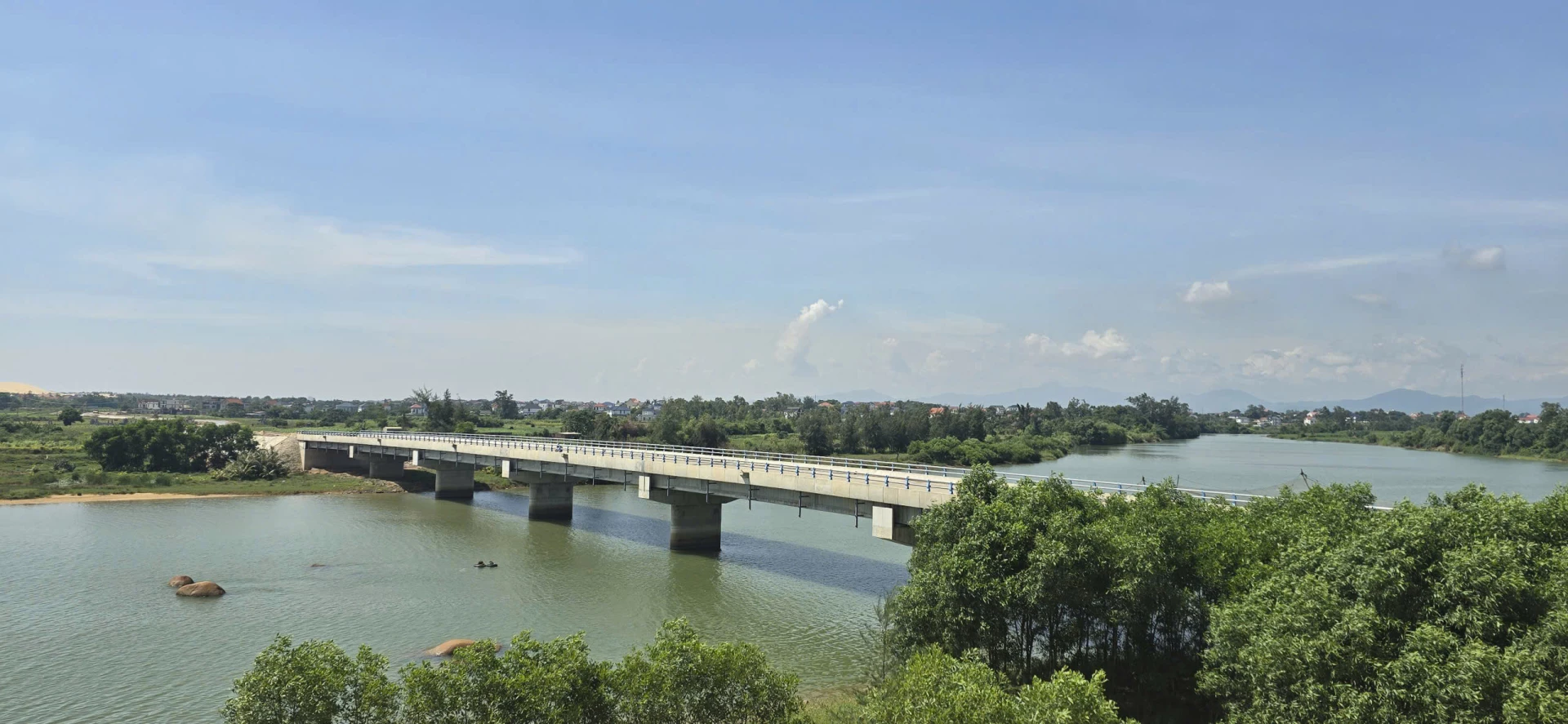Cầu sông Dinh nối xã Hoàn Lão với xã Nam Trạch.