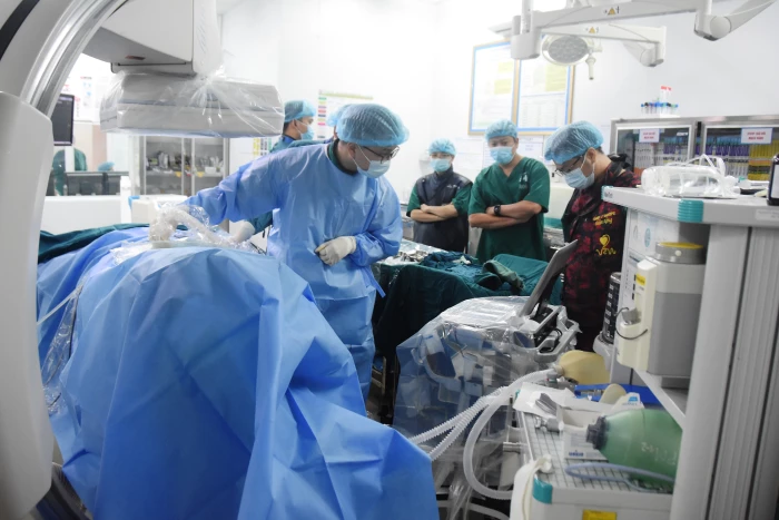 Chuyển giao kỹ thuật tán sỏi mật qua da cho Bệnh viện đa khoa tỉnh Quảng Trị